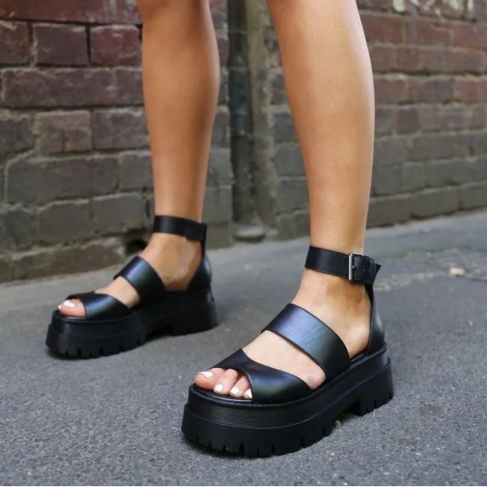 NWOT WINDSOR SMITH, THRILLED BLACK LEATHER SANDAL, SIZE 7 WOMEN